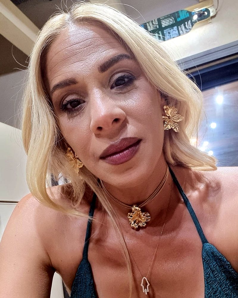 Inbar, close-up