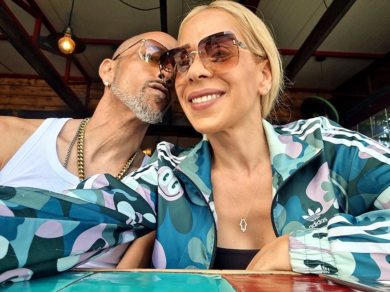 Inbar and Alon at a café